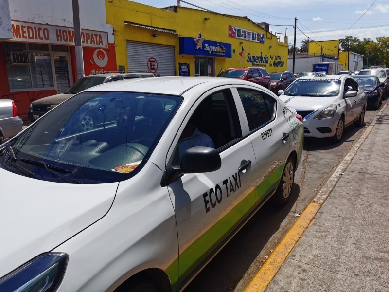 Se movilizan taxistas en contra de plataformas digitales