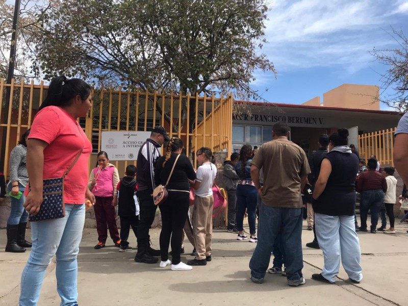 Se necesita más vigilancia en escuelas, aseguran padres de familia