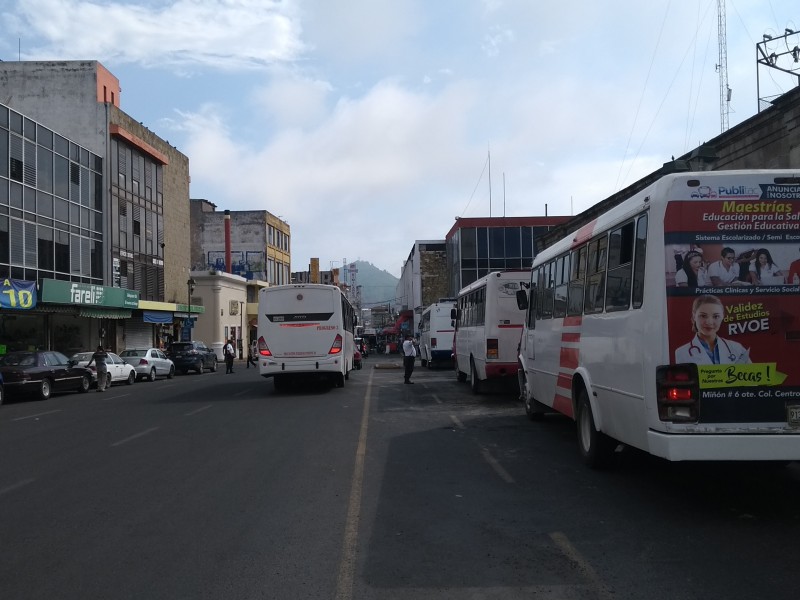 Se niegan transportistas a salir del centro histórico