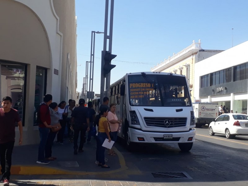 Se oponen transportistas a cambio de tarifa para usuarios parados