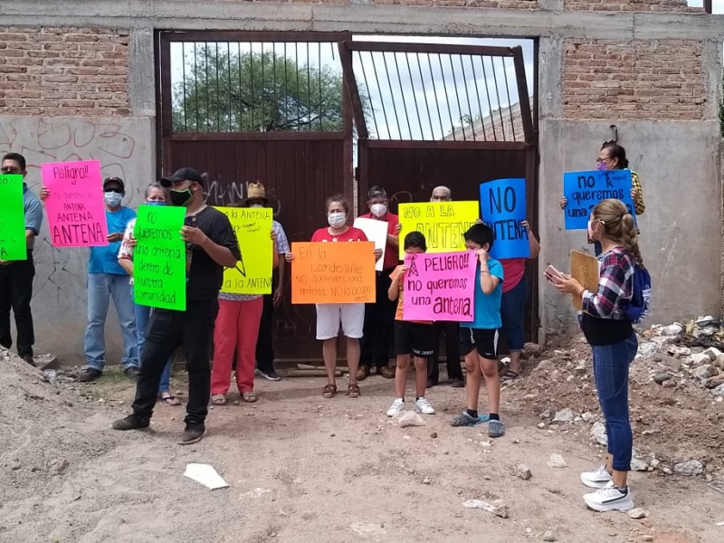 Se oponen vecinos a instalación de antena