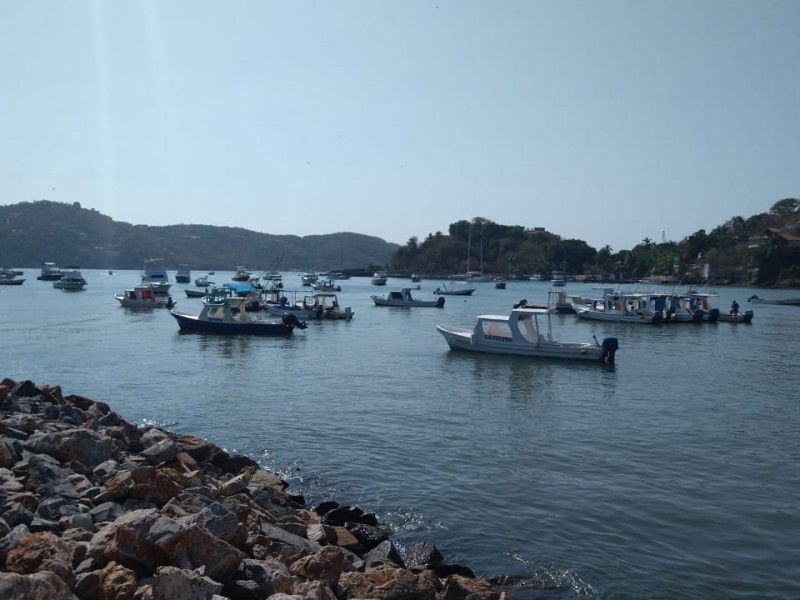 Se organizan lancheros en playa Linda para permitir circulación económica