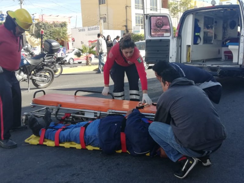 Se pasa alto e impacta a motociclista