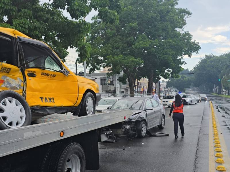 ¡Se pasa el rojo y provoca accidente!