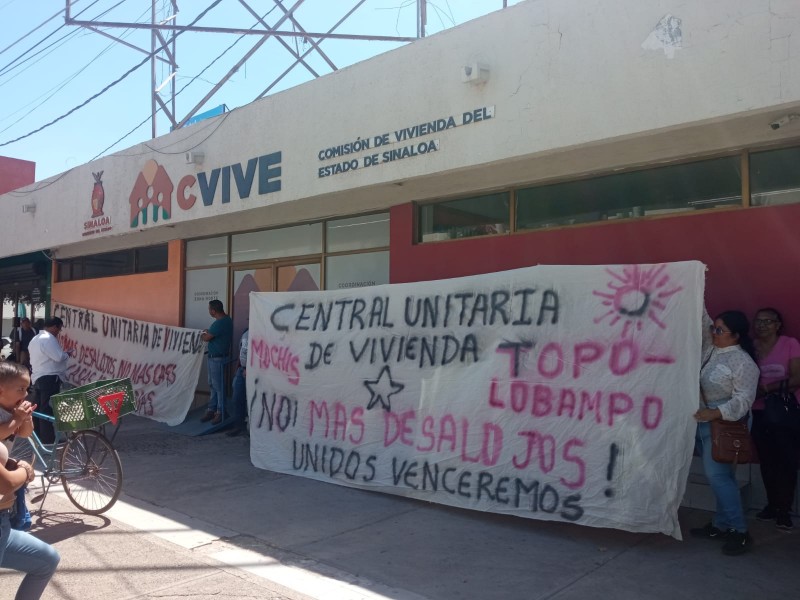 Se plantan a las afueras del Comisión de Vivienda