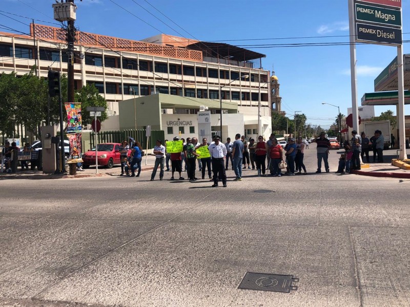 Se plantan afuera de IMSS, piden mejor atención