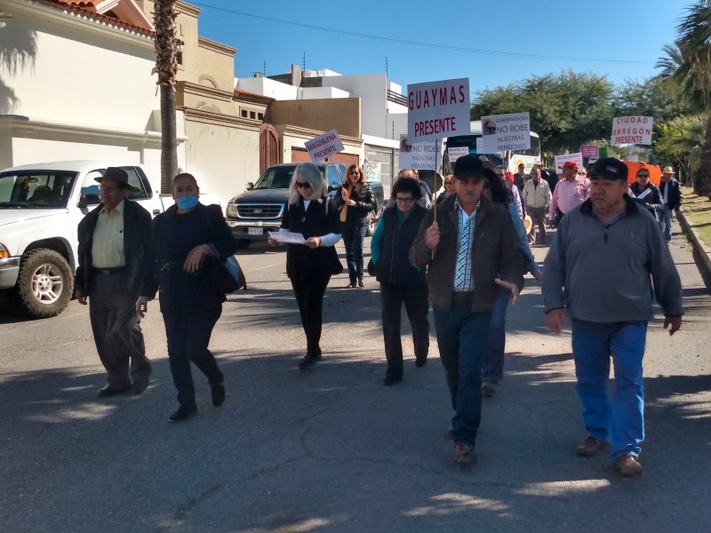 Protestan pensionados frente a casa de Gobernadora