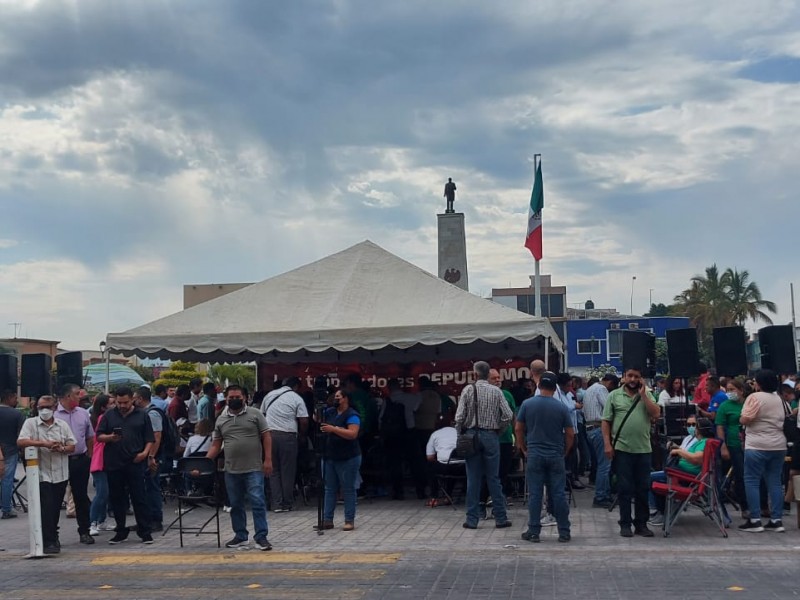 Se plantan sindicatos frente a Palacio, denuncian omisión y represión