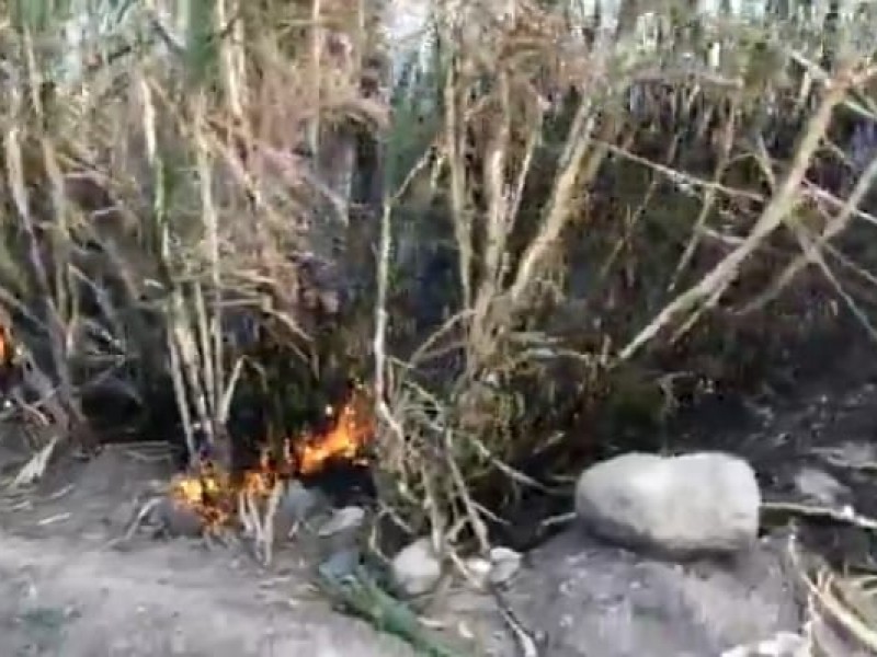 Se prende fuego masculino en terreno baldío de Izúcar