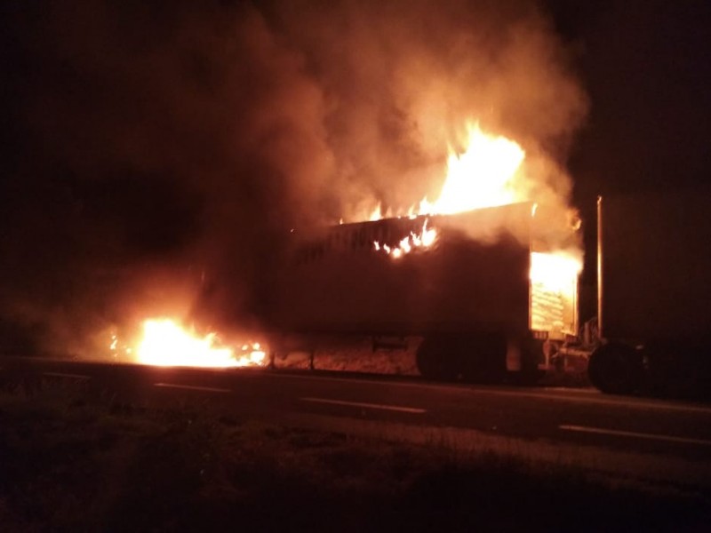 Se prende trailer con harina en Cuacnopalan Oaxaca