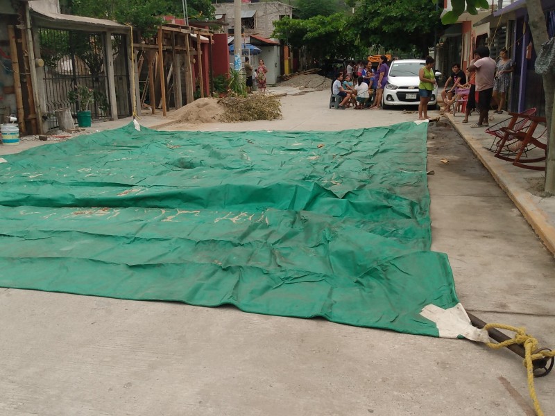 Se preparan para dormir en la calle familias de Huatulco