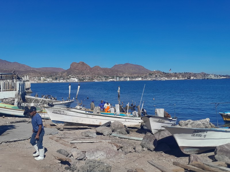 Se preparan pescadores para realizar paseos en Bahia de Guaymas