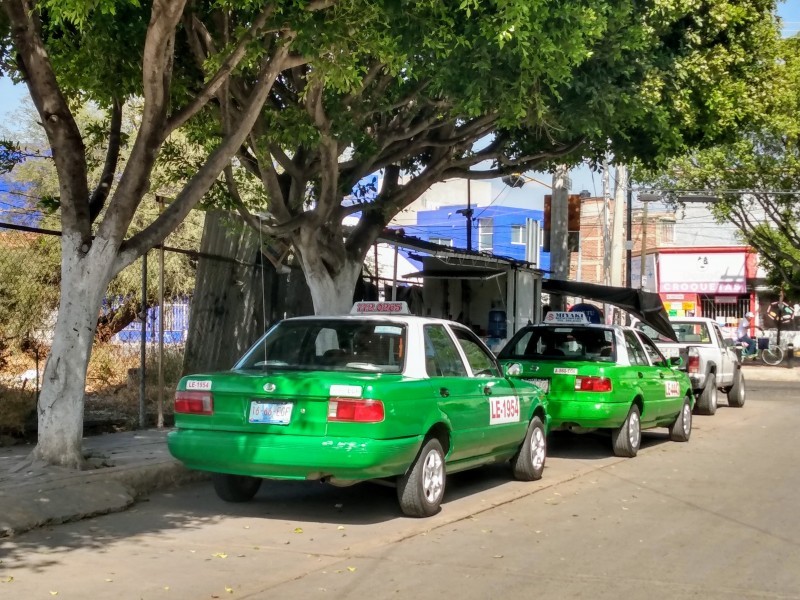 Se preparan taxistas tradicionales, para competir contra taxis ejecutivos