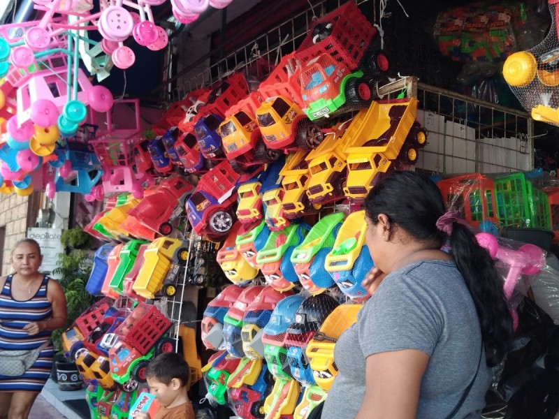 Se preparan vendedores para Día de Reyes Magos