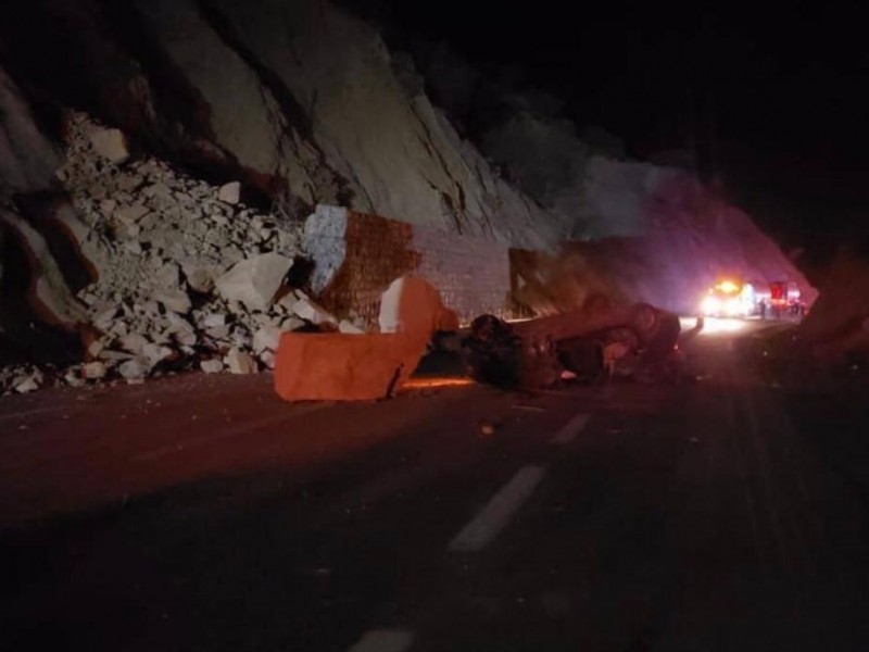 Se presenta fuerte derrumbe en la Tehuacán-Oaxaca