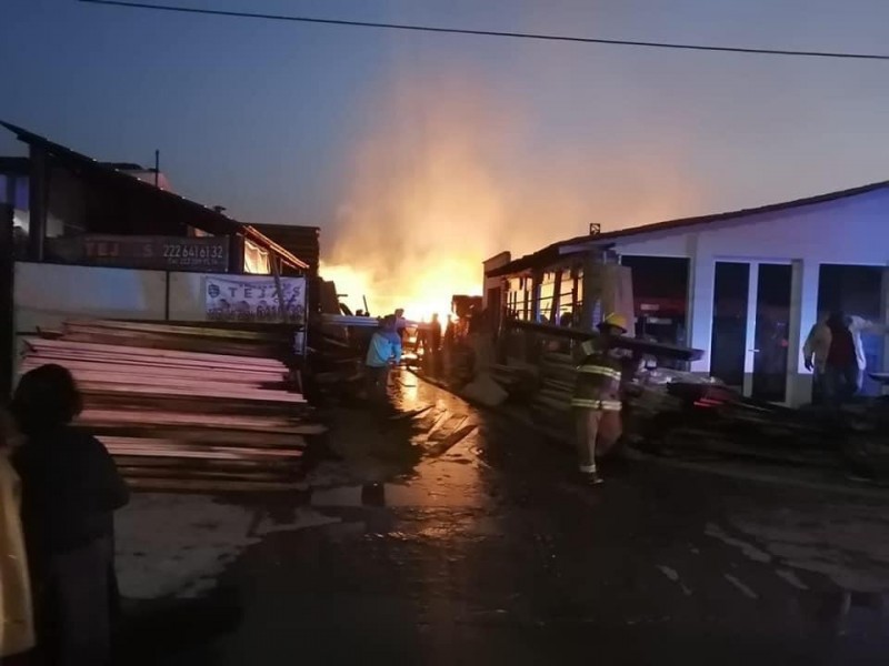 Se presenta fuerte incendio en madereria de San Pedro Cholula