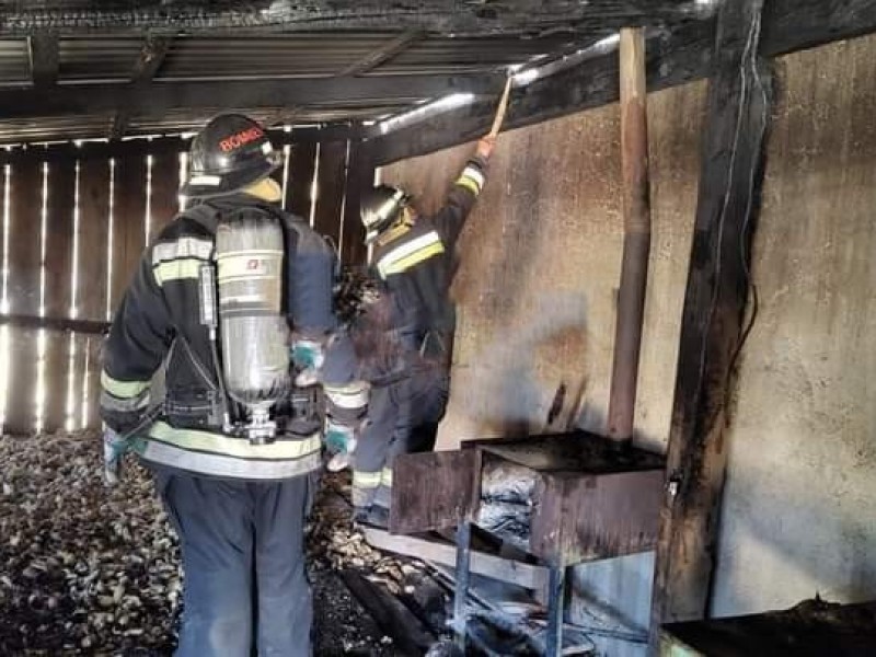 Se presenta incendio dentro de vivienda en comunidad de Libres