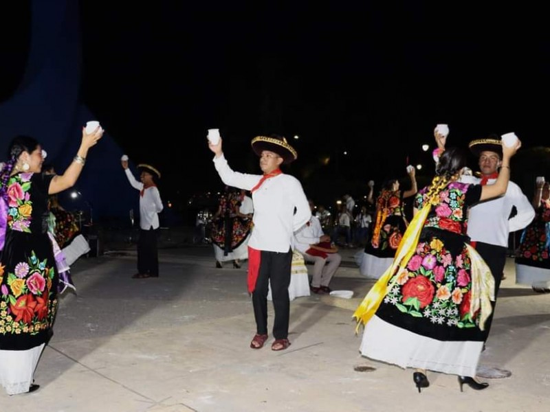 Se presenta la Guelaguetza en el corazón de Manzanillo