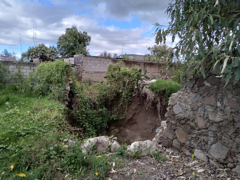 Se presenta socavón en viviendas de comunidad de Huamantla