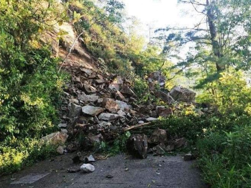 Se presentan deslaves en caminos de Tlatlauquitepec