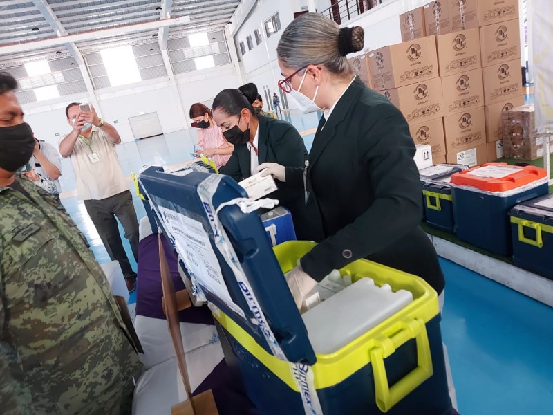 Se prevee vacunación a maestros para inició de clases