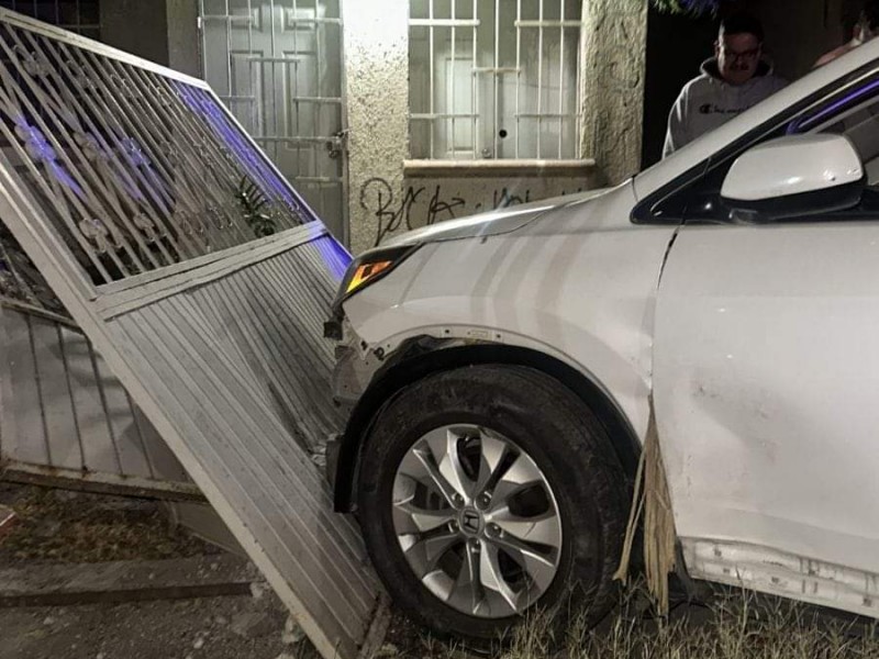 Se queda dormido al volante y choca con objeto fijo