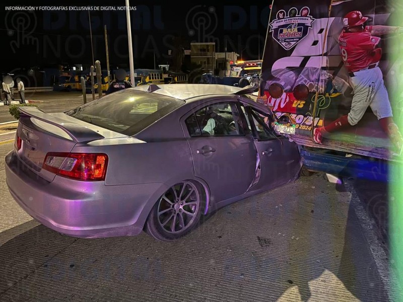 Se queda dormido al volante y choca con pesero estacionado