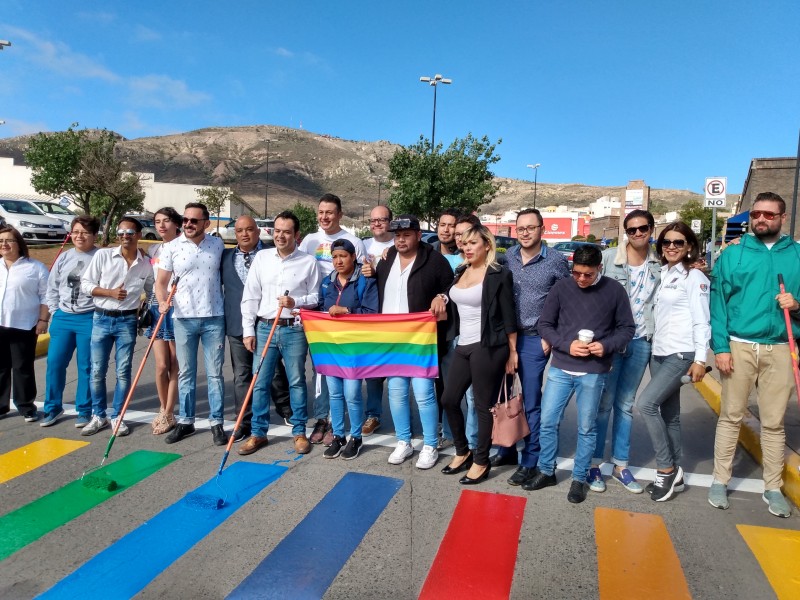 Se queda la bandera LGBT en paso peatonal