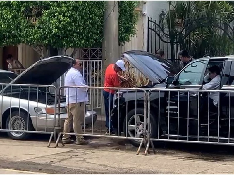 Se queda sin batería la camioneta de AMLO en SalinaCruz