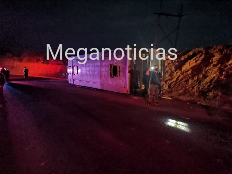 Se queda sin frenos autobús de Zoquitlán y se vuelca