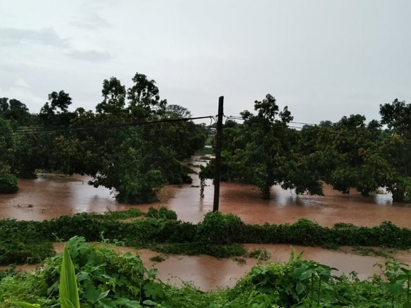 Se quedan 3 ejidos incomunicados en Tecuala por inundaciones