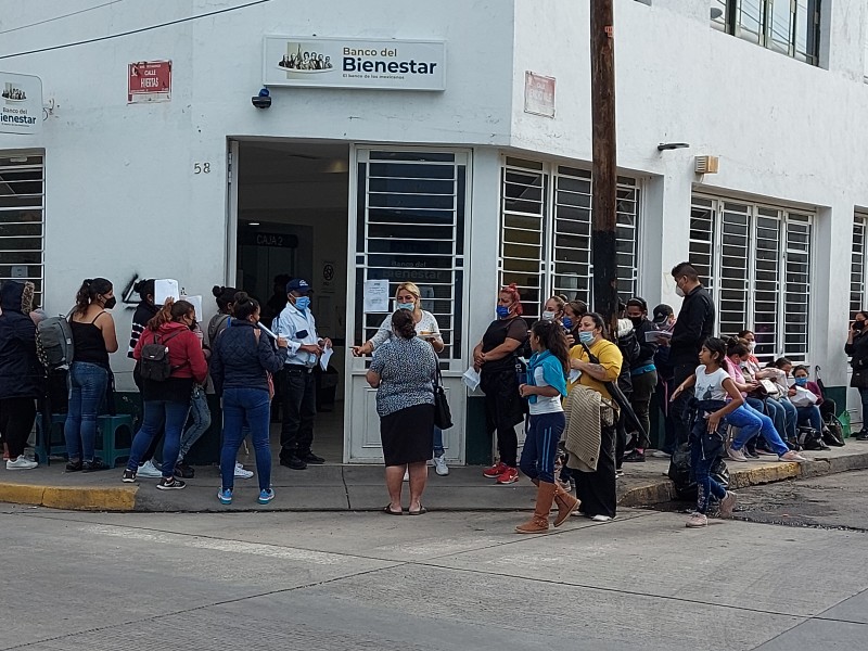 Se quedan a dormir para cobrar en Bancos del Bienestar