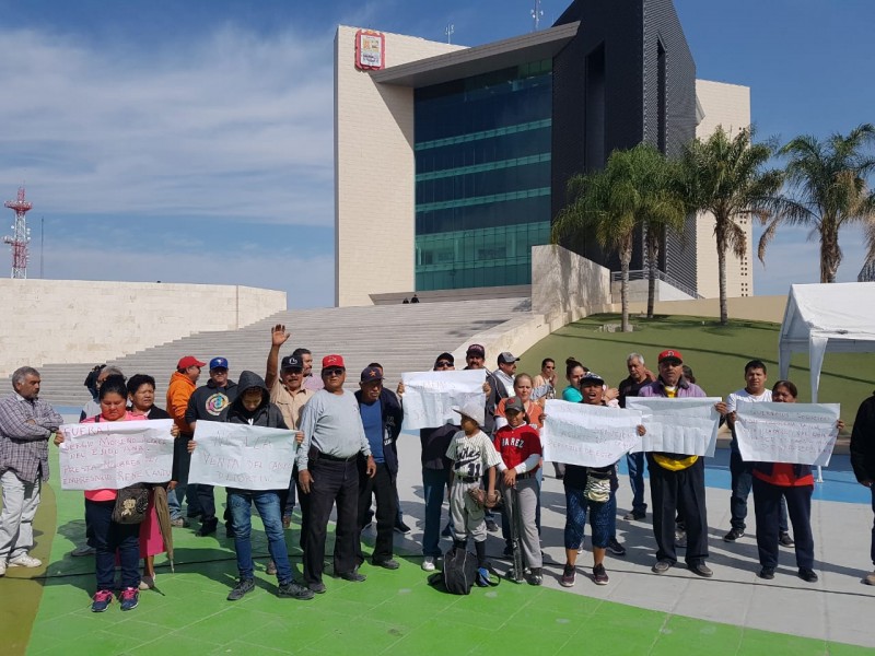 Se quedan sin campo de béisbol y protestan