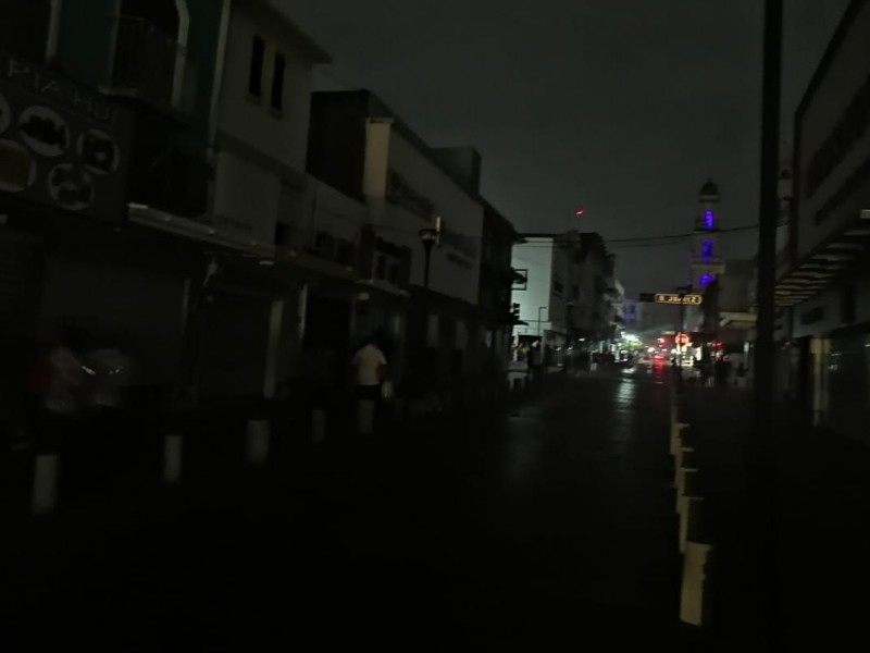 Se quedan sin luz en el centro de Tampico