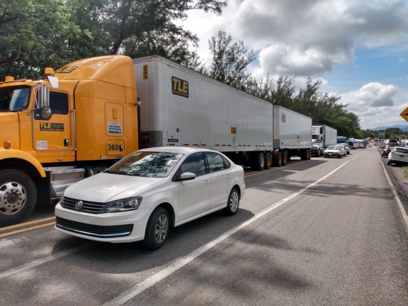 Se quejan ciudadanos por bloqueos carreteros