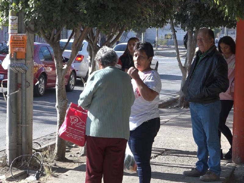 Se quejan de larga espera de camión