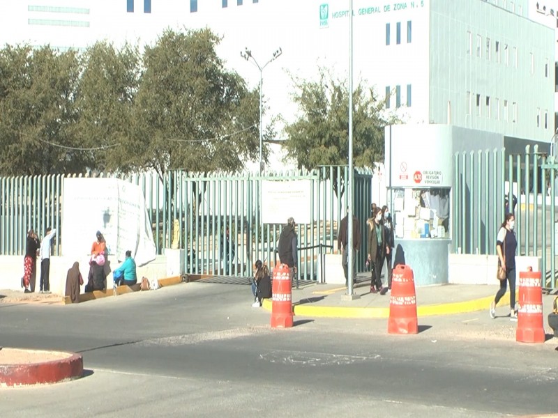 Se quejan derechohabientes de personal de guardias en IMSS