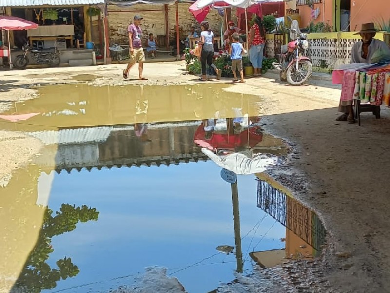 Se quejan por agua negras en mercado de Tres Palos