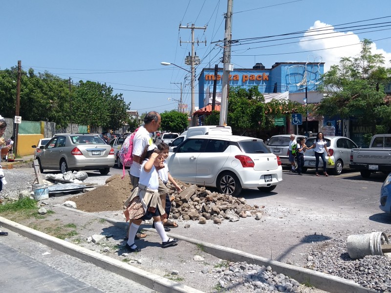 Se quejan por caos vehicular que provoca escombro