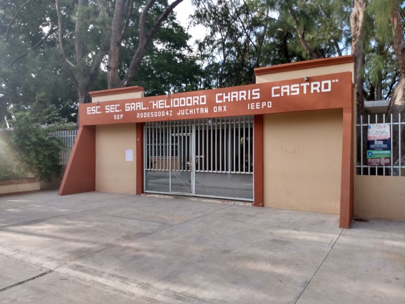 Se quejan por cobro en escuela secundaria de Juchitán