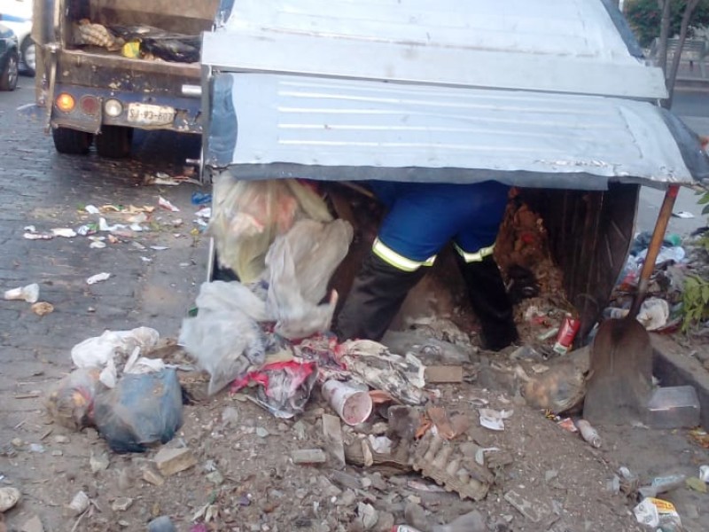 Se quejan por escombro en contenedor de basura