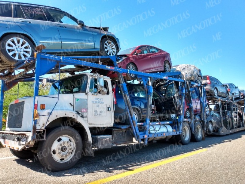 Se quejan transmigrantes por bloqueo carretero