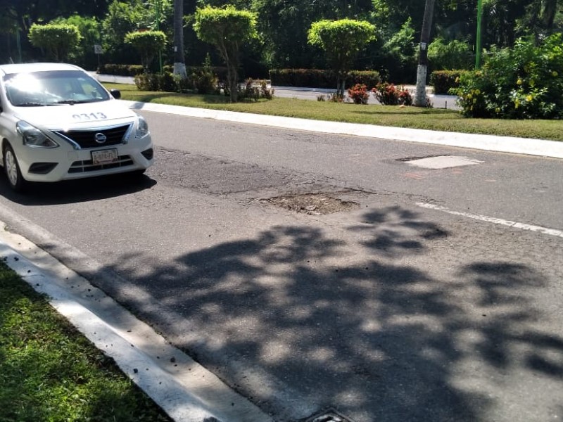 Se quejan transportistas por baches en Ixtapa