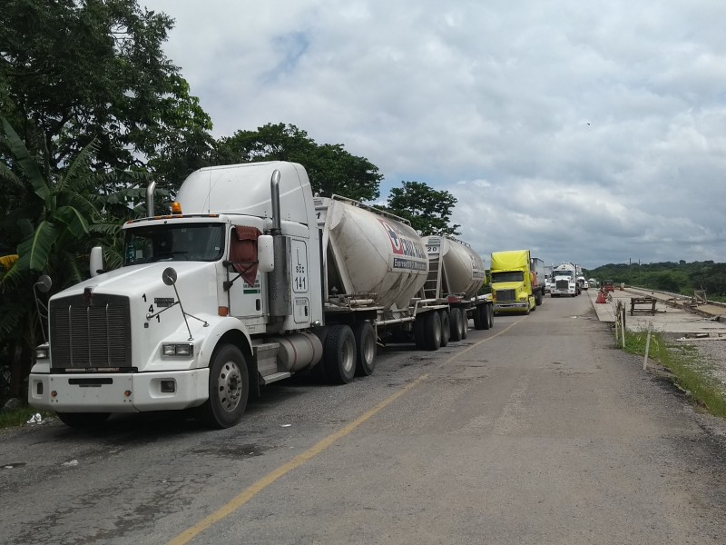 Se quejan transportistas por bloqueos carreteros