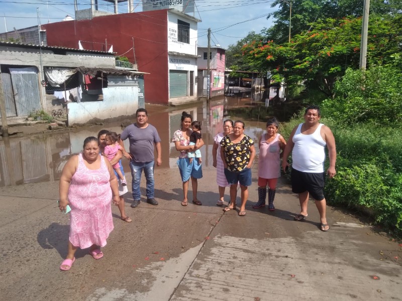 Se quejan vecinos por aguas pluviales estancadas en Juchitán