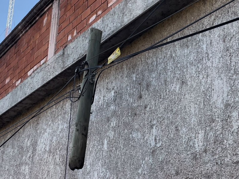 Se quema base de poste de madera en Oteros