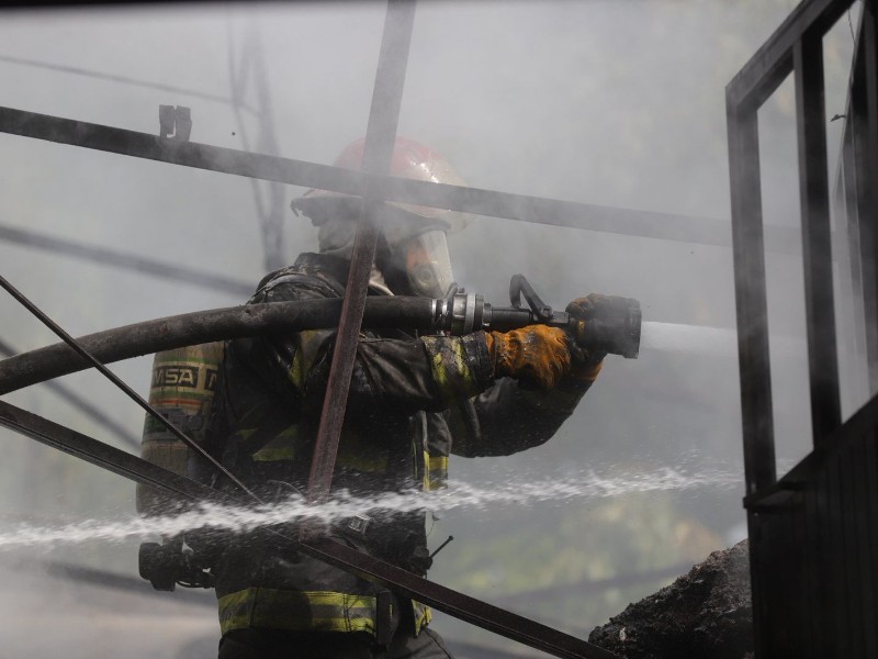 Se quema bodega abandonada en Oblatos