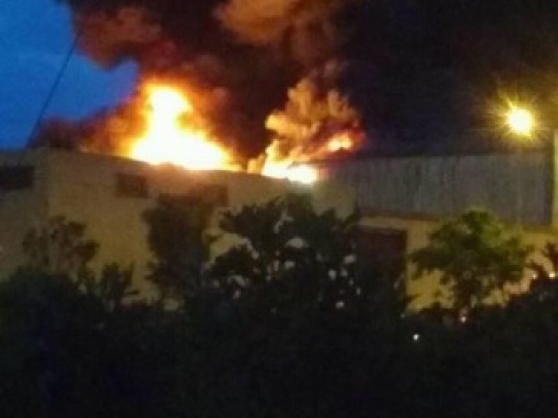 Se quema bodega de plásticos en Tlaquepaque