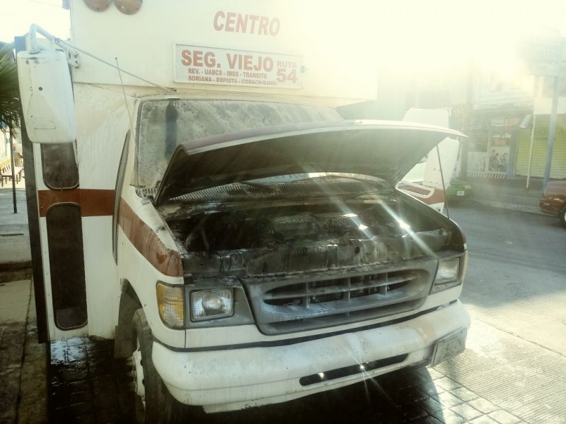 Se quema camión en centro de La Paz