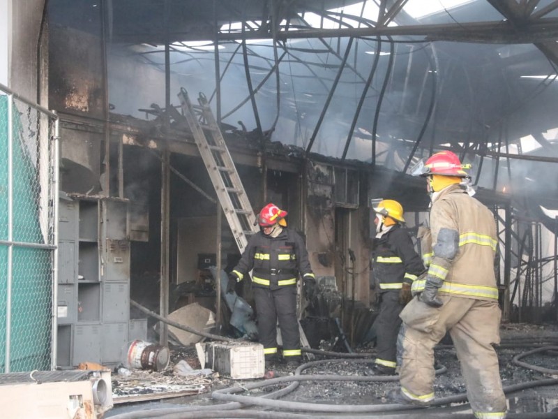 Se quema fábrica de muebles en Zapopan